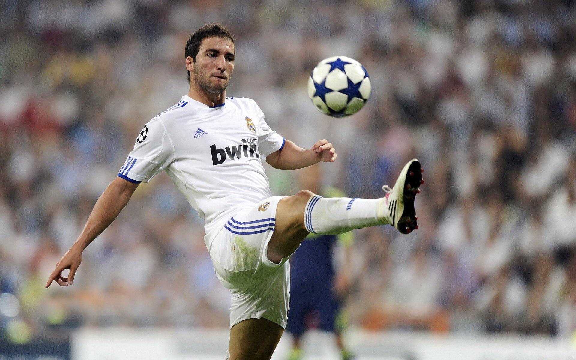 九游体育网站入口-乔治外线防守压制对手核心，乔治防守效率